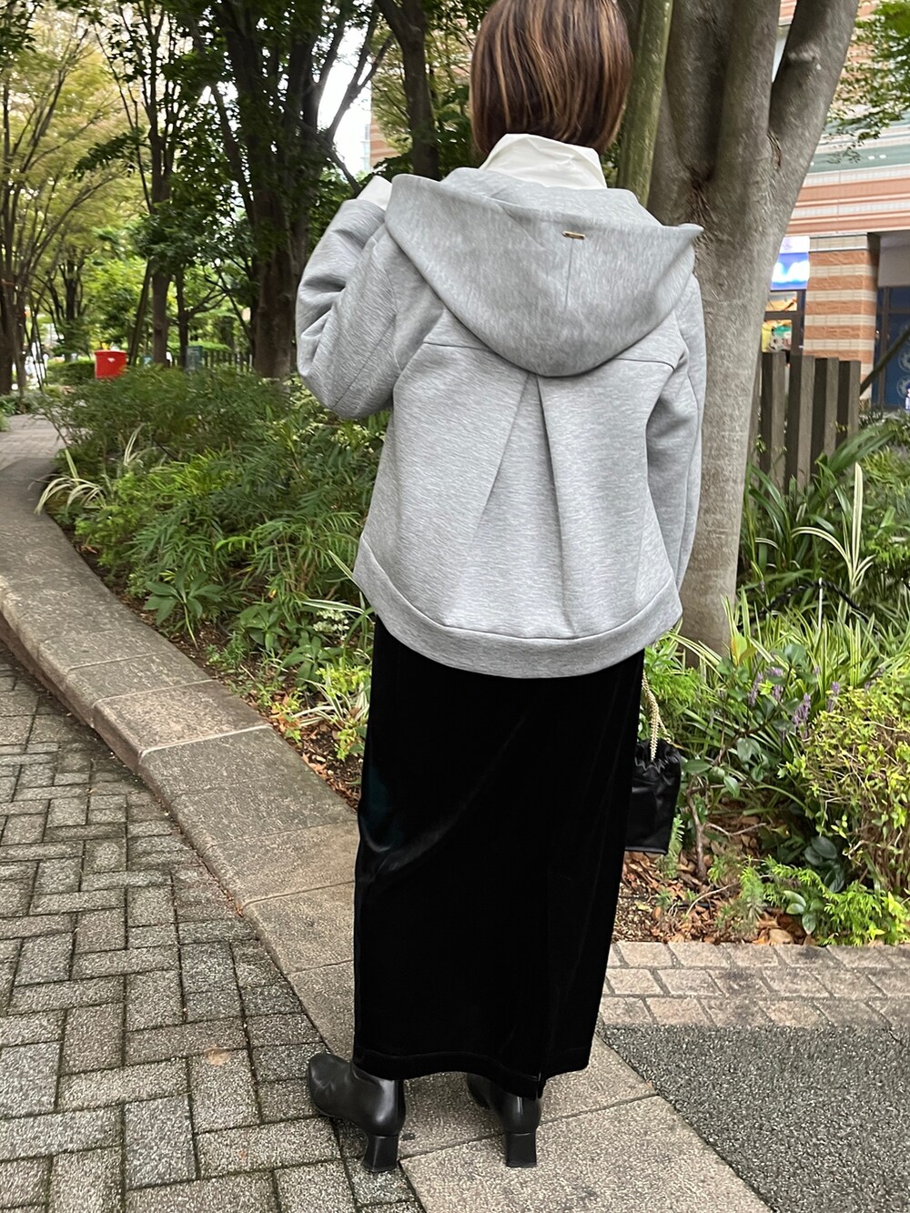 「秋っぽコーデ更新中、秋服、秋服コーデ、秋冬コーデ、シャツ、ボーダー、ベロアスカート、スカートスタイル、きれいめカジュアル、大人カジュアル、ブーツ、シャツスタイル、スウェット、お出かけコーデ、パーカー」|「NOLLEY’Sのウォッシャブル エアボールフードブルゾン 24AW(ブルゾン、グレー系)」を使った、Yamazakiさん(レディース・157cm)の秋コーディネートの4枚目の写真
