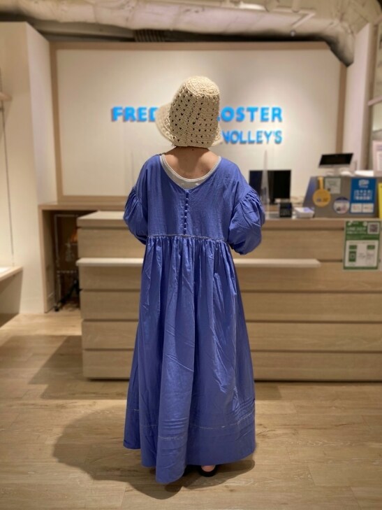 ブルー系のワンピース、シルバー系のタンクトップ、ブラック系のサンダルを着用したレディースの春コーディネートの3枚目の写真