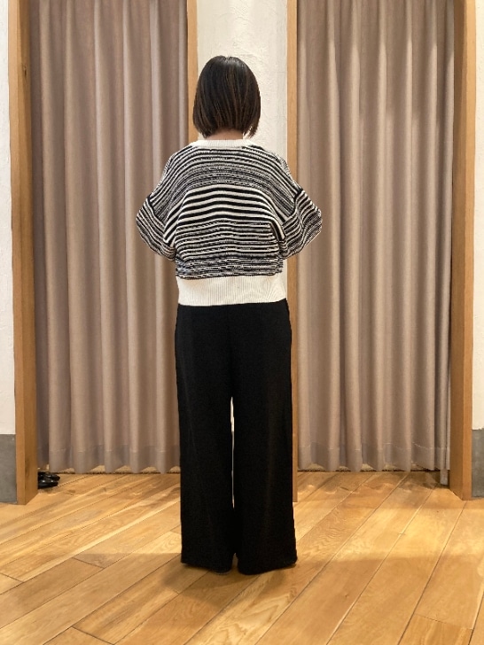 ホワイト系のカーディガン/ボレロ、ホワイト系のシャツ/ブラウス、ブラック系のサロペット/オーバーオールを着用したレディースの冬コーディネートの2枚目の写真