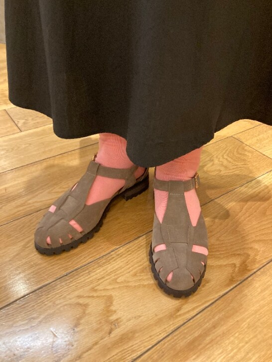 ブラック系のワンピース、ブラック系のショルダーバッグ、ベージュ系のサンダルを着用したレディースの春コーディネートの4枚目の写真