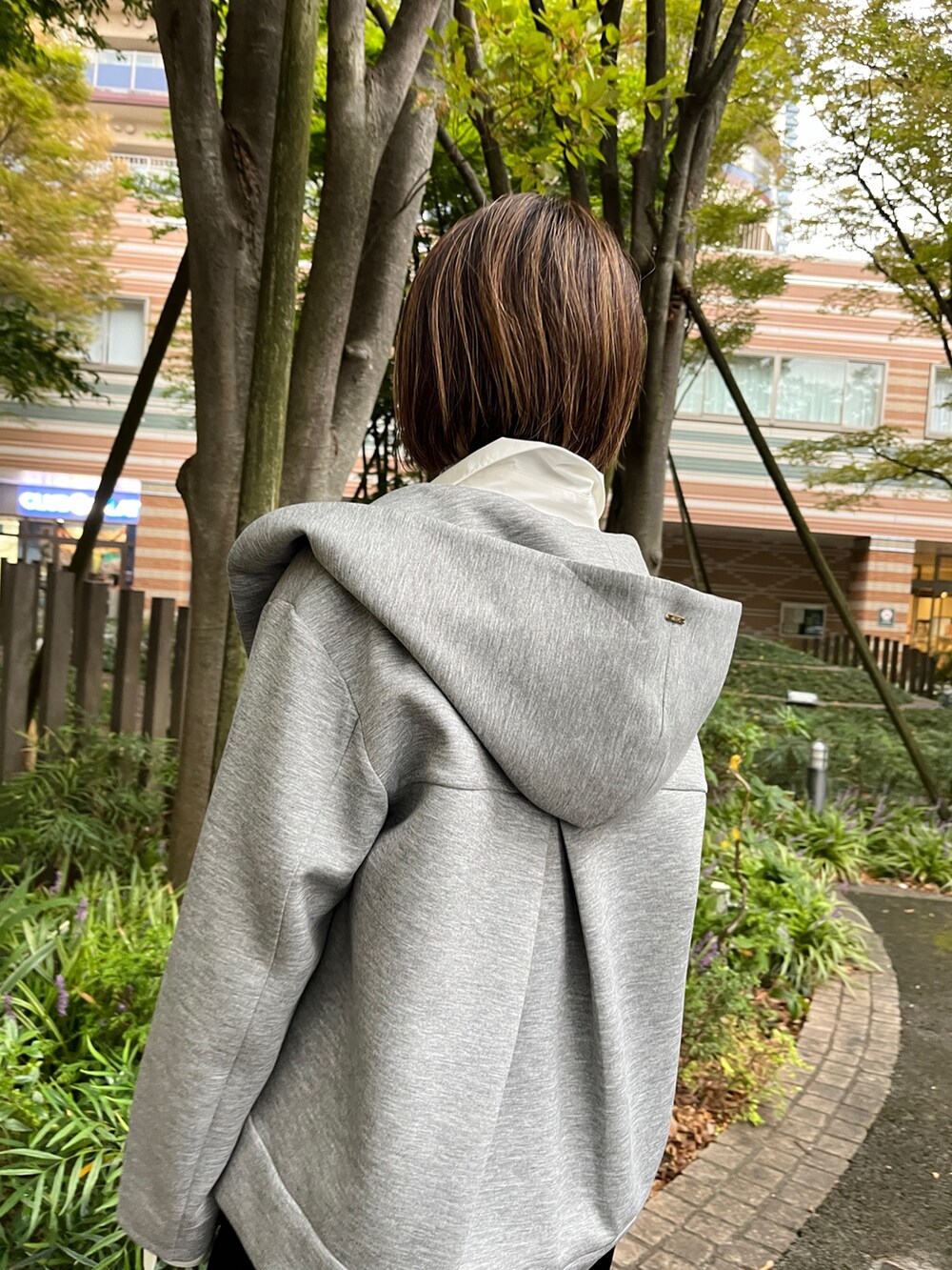 「秋っぽコーデ更新中、秋服、秋服コーデ、秋冬コーデ、シャツ、ボーダー、ベロアスカート、スカートスタイル、きれいめカジュアル、大人カジュアル、ブーツ、シャツスタイル、スウェット、お出かけコーデ、パーカー」|「NOLLEY’Sのウォッシャブル エアボールフードブルゾン 24AW(ブルゾン、グレー系)」を使った、Yamazakiさん(レディース・157cm)の秋コーディネートの5枚目の写真