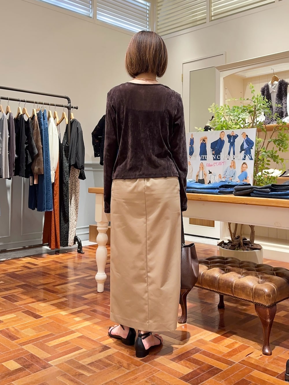 ベージュ系のスカート、ブラウン系のショルダーバッグ、ブラウン系のカーディガン/ボレロを着用したレディースの秋コーディネートの5枚目の写真