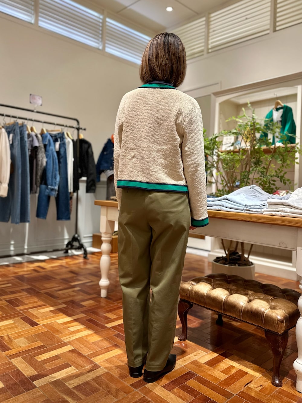 グリーン系のその他パンツ、ブルー系のシャツ/ブラウス、ホワイト系のカーディガン/ボレロを着用したレディースの秋コーディネートの7枚目の写真