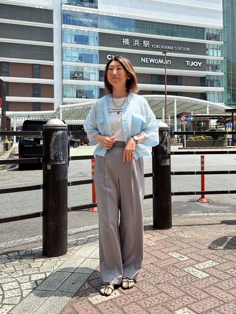 ブルー系のシャツ/ブラウス、ホワイト系のTシャツ/カットソー、グレー系のその他パンツを着用したレディースの夏コーディネートの3枚目の写真