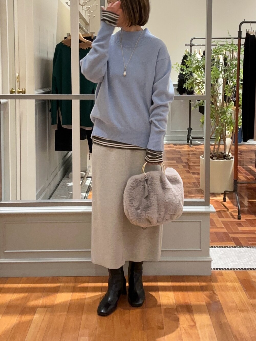 「秋コーデ、ファーバッグ、ブーツ、秋服コーデ、ニット、サックスブルー、グレー、淡色コーデ、シンプルスタイル、大人カジュアル、オトナカジュアル、スカート、スカートスタイル、ボーダー、レイヤードスタイル」｜「NOLLEY’Sのエコファーリングハンドルバッグ（ショルダーバッグ、グレー系）」を使った、Yamazakiさん（レディース・157cm）の秋コーディネートの2枚目の写真