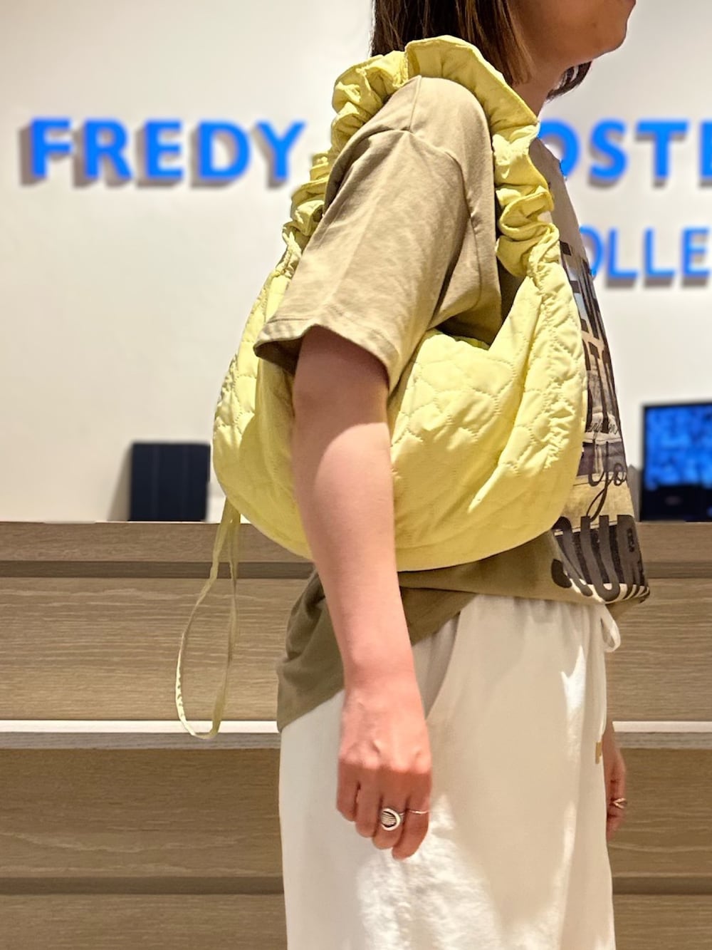 「夏だ！Tシャツ着よう！、夏コーデ、休日スタイル、ラフ、パンツスタイル、ワイドパンツ、パンツコーデ、カジュアルコーデ、フォトT、プリントT、ホワイトパンツ、ショルダーバッグ、イエローバッグ、FREDY&GLOSTER、ドクターマーチン」｜「fredy emueのドライオックスセミワイドパンツ（スラックス、ホワイト系）」を使った、Yamazakiさん（レディース・157cm）の夏コーディネートの3枚目の写真