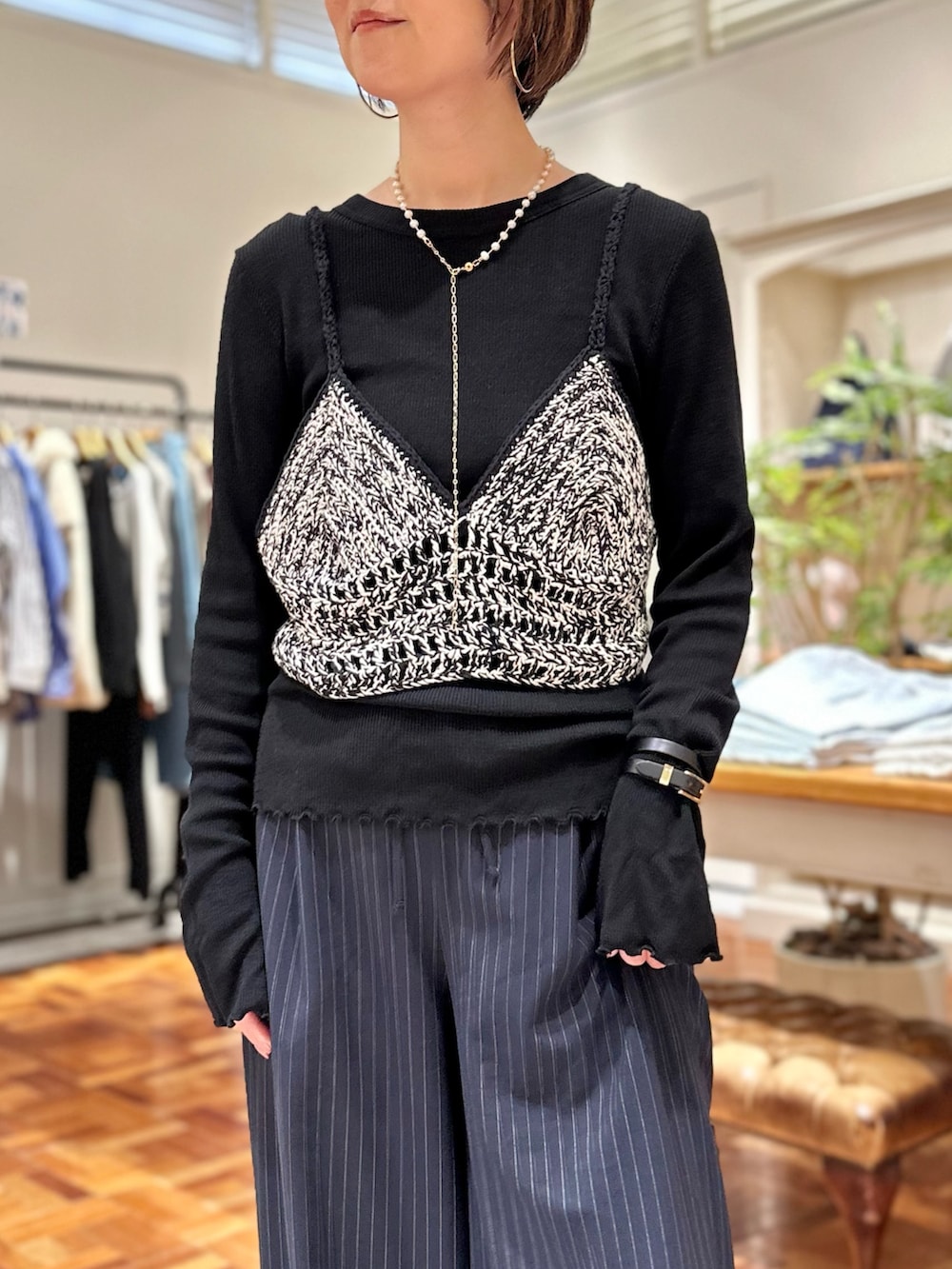 ブラック系のニット/セーター、ブラック系のTシャツ/カットソー、ブルー系のその他パンツを着用したレディースの秋コーディネートの4枚目の写真