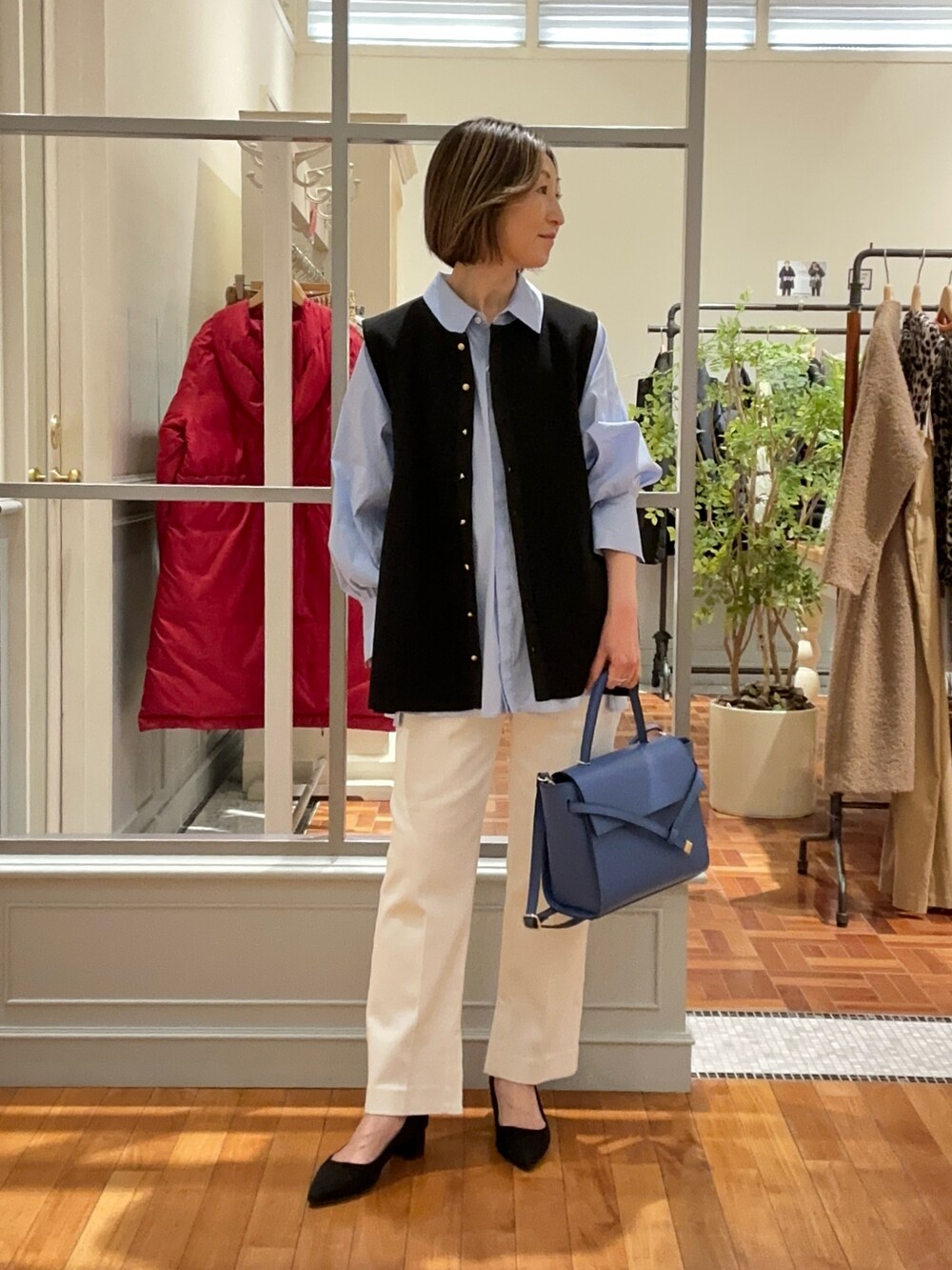 「オトナカワイイ、大人ファッション、ニット、春カラー、大人コーデ、大人可愛い、デニムパンツ、ジレ、ベスト、ベスト×シャツ、ブルーシャツ、オフィスカジュアル、ホワイトパンツ、ホワイトデニム、ハンドバッグ」｜「NOLLEY’Sの《手洗い可能》《オールシーズン対応》フリル付きペプラムベスト（ベスト、ブラック系）」を使った、Yamazakiさん（レディース・157cm）の冬コーディネートの4枚目の写真