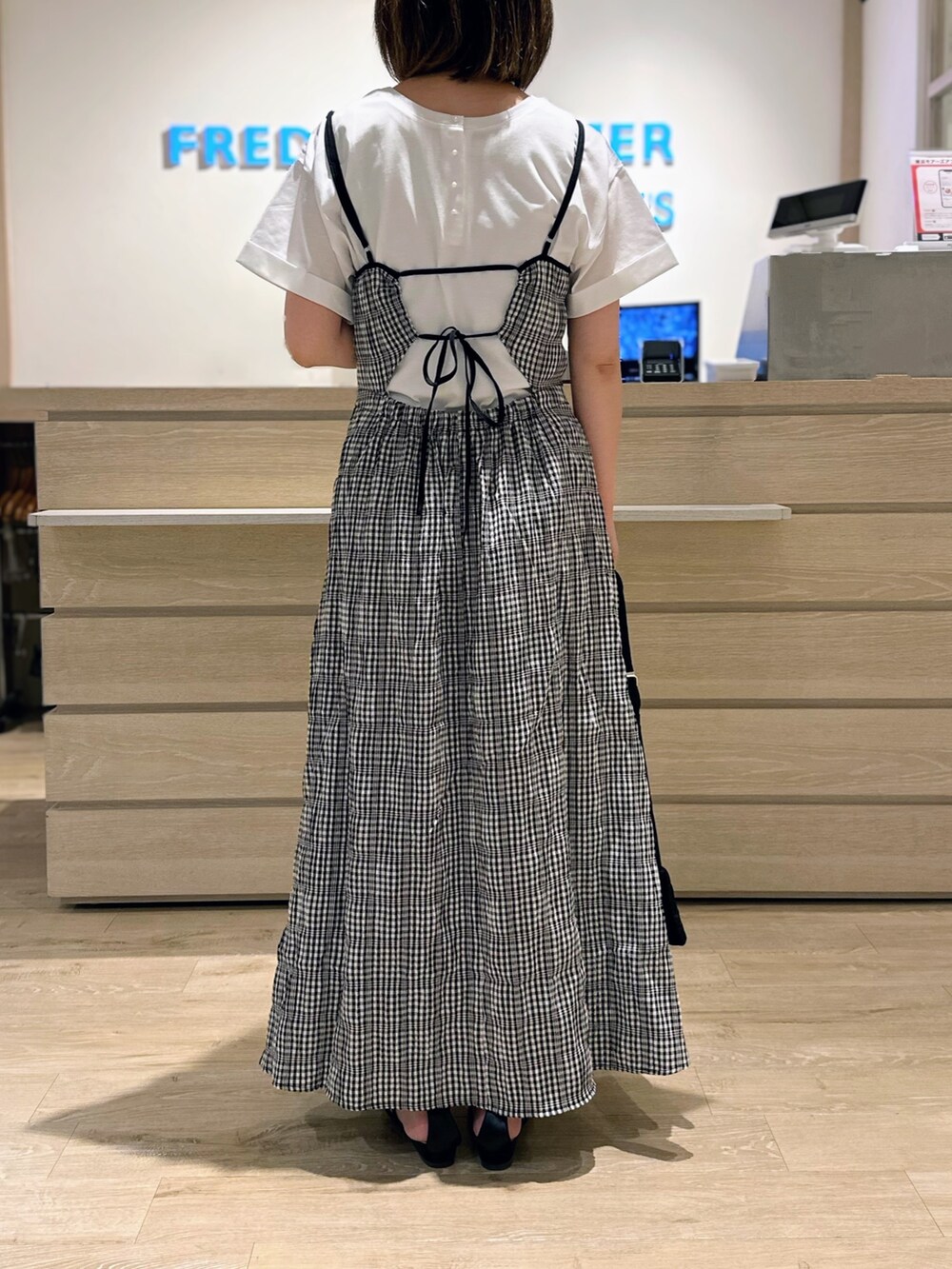 「ワンピース、キャミワンピ、チェック、夏ファッション、夏コーデ、みんなの白Tフェス、シンプル、休日コーデ、Tシャツ、カジュアル、カジュアルガーリー、キルティングバッグ、ショルダーバッグ、モノトーン、モノトーンコーデ」｜「fredy emueのシルケット袖ロールTシャツ（Tシャツ/カットソー、ホワイト系）」を使った、Yamazakiさん（レディース・157cm）の夏コーディネートの4枚目の写真
