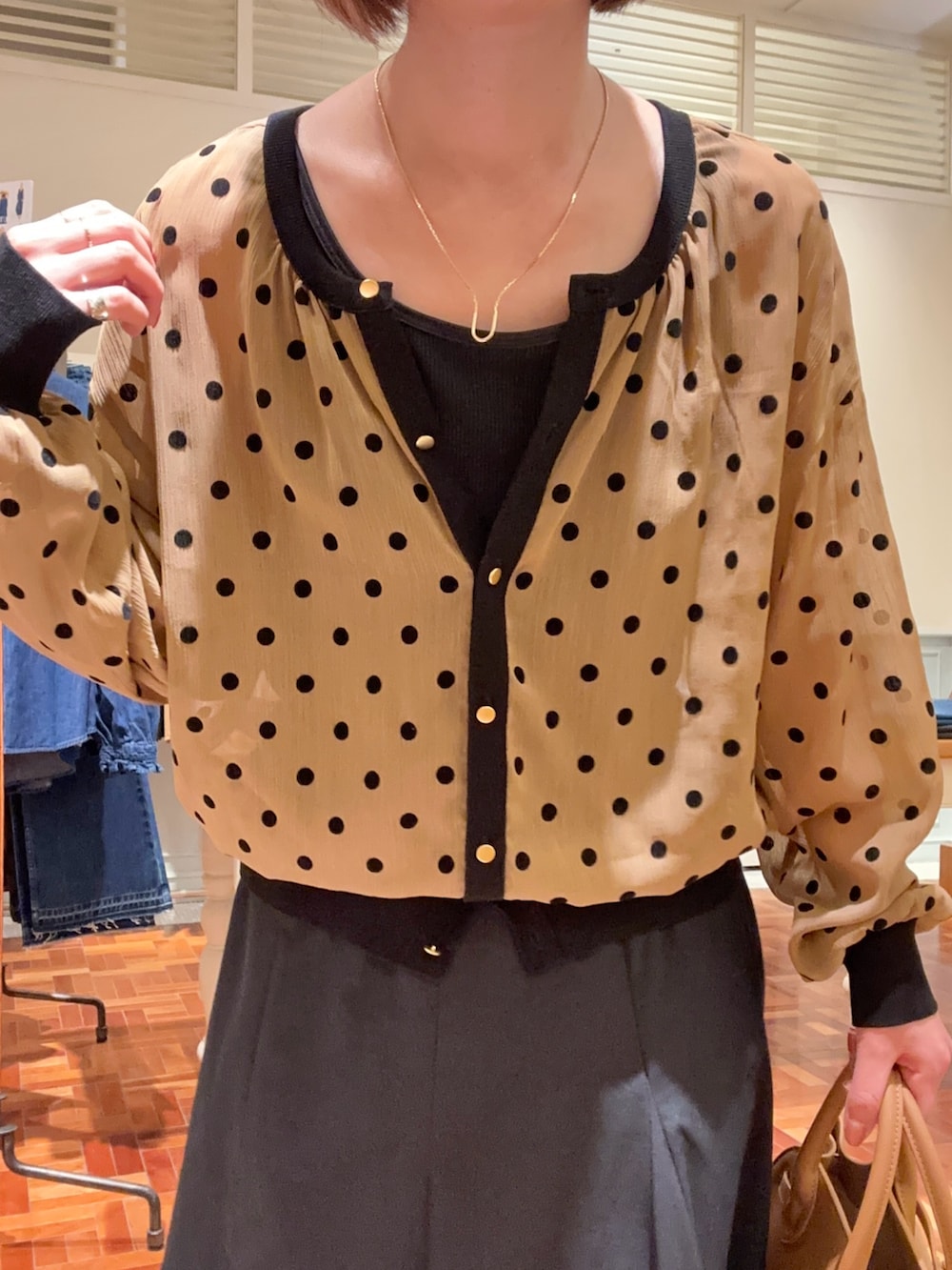 ブラック系のタンクトップ、イエロー系のカーディガン/ボレロ、ブラック系のスカートを着用したレディースの夏コーディネートの5枚目の写真