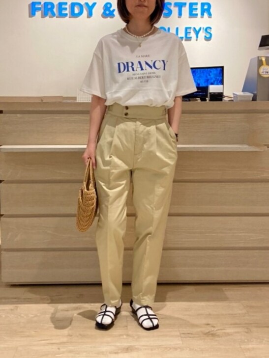 ブルー系のTシャツ/カットソー、ベージュ系のその他パンツ、ベージュ系のトートバッグを着用したレディースの春コーディネートの2枚目の写真