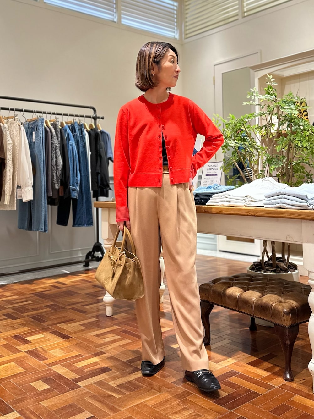 イエロー系のその他パンツ、イエロー系のトートバッグ、オレンジ系のカーディガン/ボレロを着用したレディースの秋コーディネートの4枚目の写真