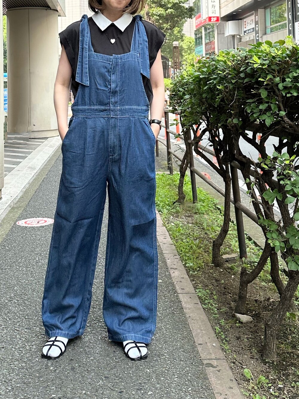 「夏コーデ、休日スタイル、デニム、シンプル、大人かわいい、サロペット、カジュアルコーデ、夏服コーデ、楽チンコーデ、デニムサロペット、襟付きトップス、サンダル、サンダルに靴下、FREDY&GLOSTER」｜「NOLLEY’Sの布帛衿プルオーバーカットソー（Tシャツ/カットソー、ブラック系）」を使った、Yamazakiさん（レディース・157cm）の夏コーディネートの3枚目の写真