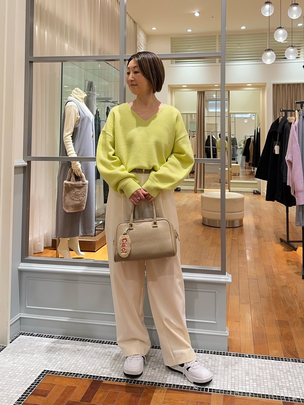 「冬コーデ、ニット、ボストンバッグ、きれいめカジュアル、冬アウター、ショルダーバッグ、パンツスタイル」｜「NOLLEY’Sの【grace grace/グラスグラス】シャインプレートネックレス（ネックレス、ゴールド系）」を使った、Yamazakiさん（レディース・157cm）の冬コーディネートの6枚目の写真