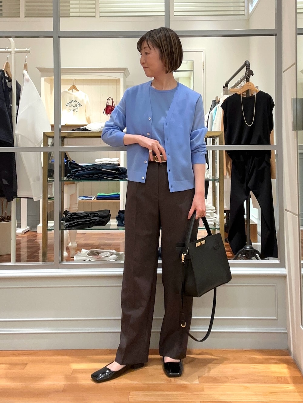 「アンサンブル、カーディガン、シアー、シアートップス、シアーニット、ブルー、ブルーコーデ、ブルーニット、セミワイドパンツ、ワイドパンツ、ブラウン、ブラウンコーデ、ブラウンパンツ、ブラウン×ブルー、オフィススタイル」｜「NOLLEY’Sの《アンサンブル対応》ハーフシアーVネックカーディガン（カーディガン/ボレロ、ブルー系）」を使った、Yamazakiさん（骨格ナチュラル・レディース・157cm）の春コーディネートの3枚目の写真