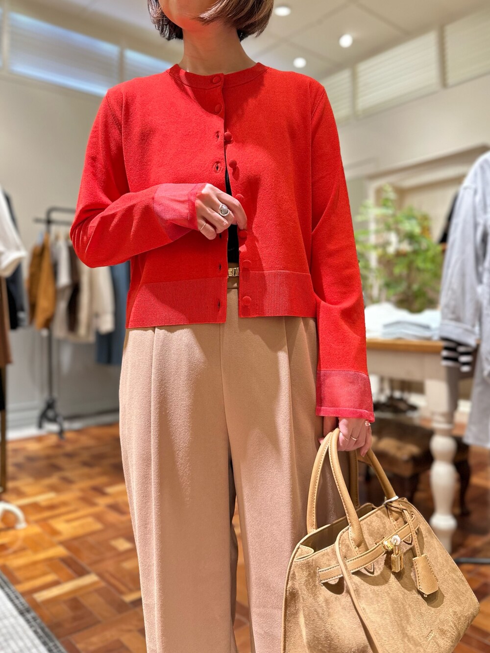 イエロー系のその他パンツ、イエロー系のトートバッグ、オレンジ系のカーディガン/ボレロを着用したレディースの秋コーディネートの6枚目の写真