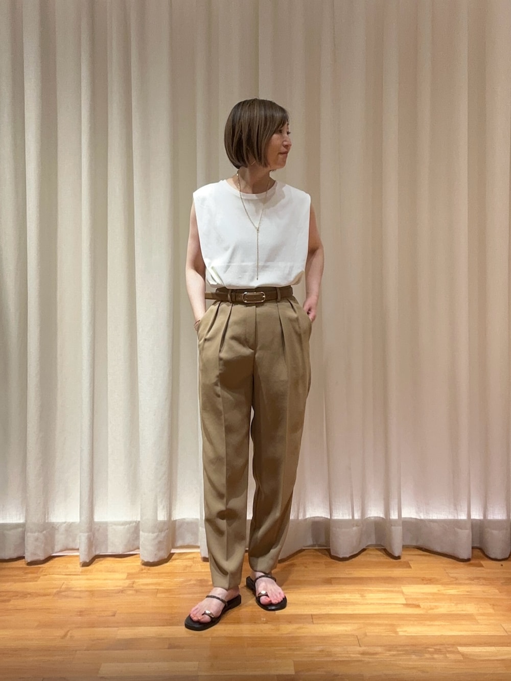 「サンダル、白Tシャツ、シアートップス、お出かけコーデ、淡色コーデ、きれいめカジュアル、オトナ女子、レディースファッション、パンツスタイル、カーディガン、オフィスカジュアル、かごバッグ、タックパンツ、オトナカジュアル」｜「NOLLEY’Sの高機能 LA＋スムースタックノースリーブカットソー（Tシャツ/カットソー、ホワイト系）」を使った、Yamazakiさん（骨格ナチュラル・レディース・157cm）の春コーディネートの7枚目の写真