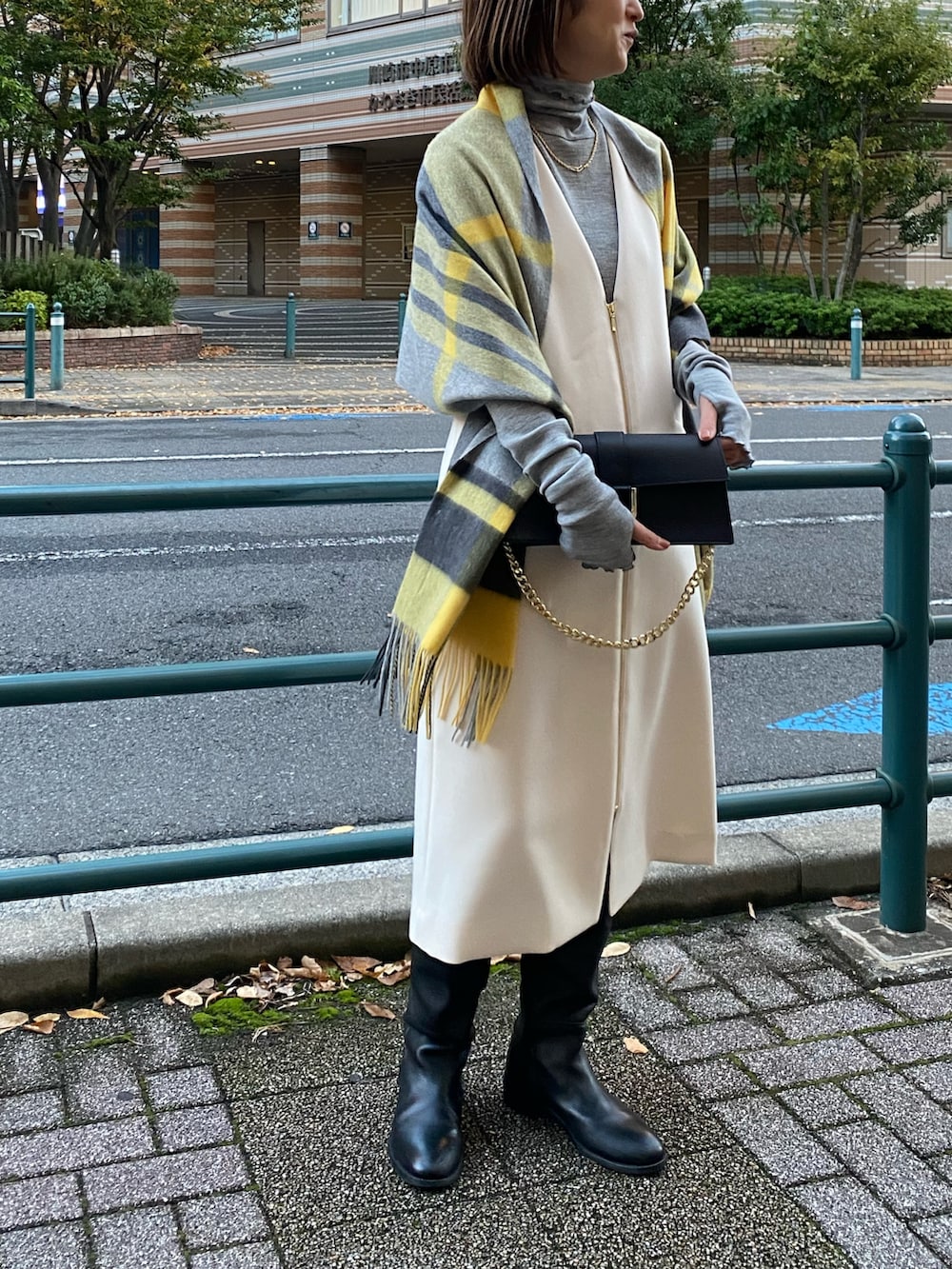 「休日スタイル、ワンピース、タートルネック、秋服、秋冬コーデ、ストール、チェック、ロングブーツ、ワンピーススタイル、オトナカジュアル、大人カジュアル、オフィスカジュアル、ノーリーズ」｜「NOLLEY’Sの【grace grace/グラスグラス】ペスカフックロープチェーンネックレス（ネックレス、ゴールド系）」を使った、Yamazakiさん（レディース・157cm）の秋コーディネートの2枚目の写真