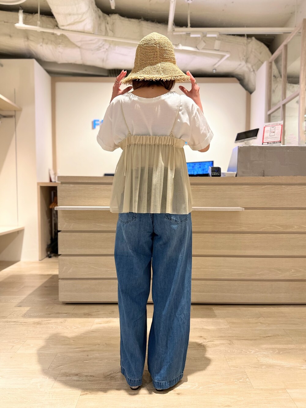 ブルー系のデニムパンツ、ホワイト系のTシャツ/カットソー、ベージュ系のシャツ/ブラウスを着用したレディースの夏コーディネートの4枚目の写真