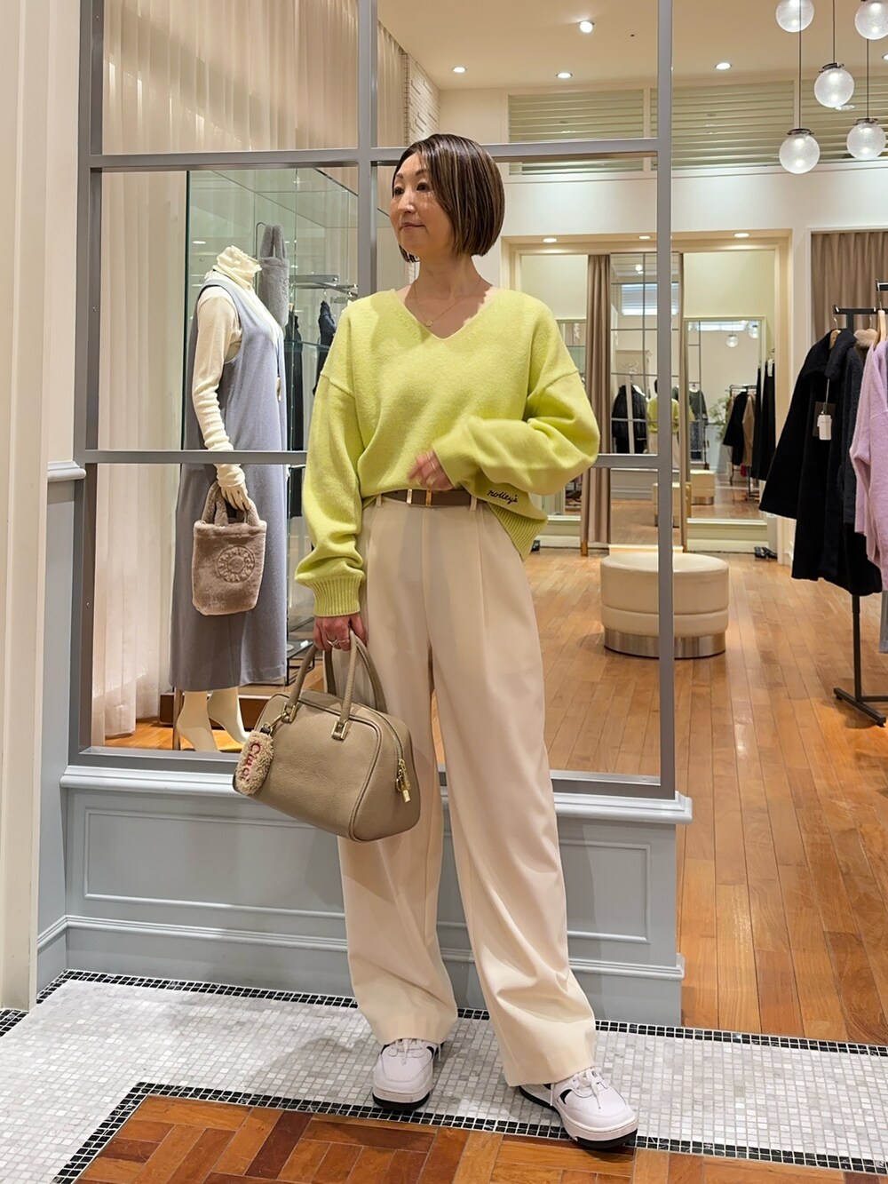「冬コーデ、ニット、ボストンバッグ、きれいめカジュアル、冬アウター、ショルダーバッグ、パンツスタイル」｜「NOLLEY’Sの【grace grace/グラスグラス】シャインプレートネックレス（ネックレス、ゴールド系）」を使った、Yamazakiさん（レディース・157cm）の冬コーディネートの5枚目の写真