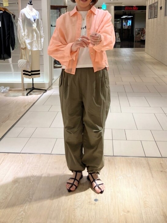 ピンク系のシャツ/ブラウス、ホワイト系のTシャツ/カットソー、グリーン系のその他パンツを着用したレディースの春コーディネートの2枚目の写真