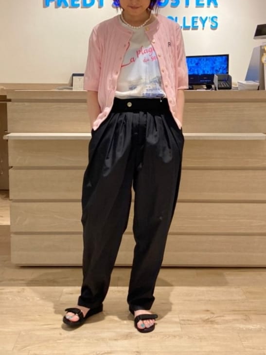 ピンク系のカーディガン/ボレロ、ブラック系のその他パンツ、ブラック系のサンダルを着用したレディースの春コーディネートの2枚目の写真