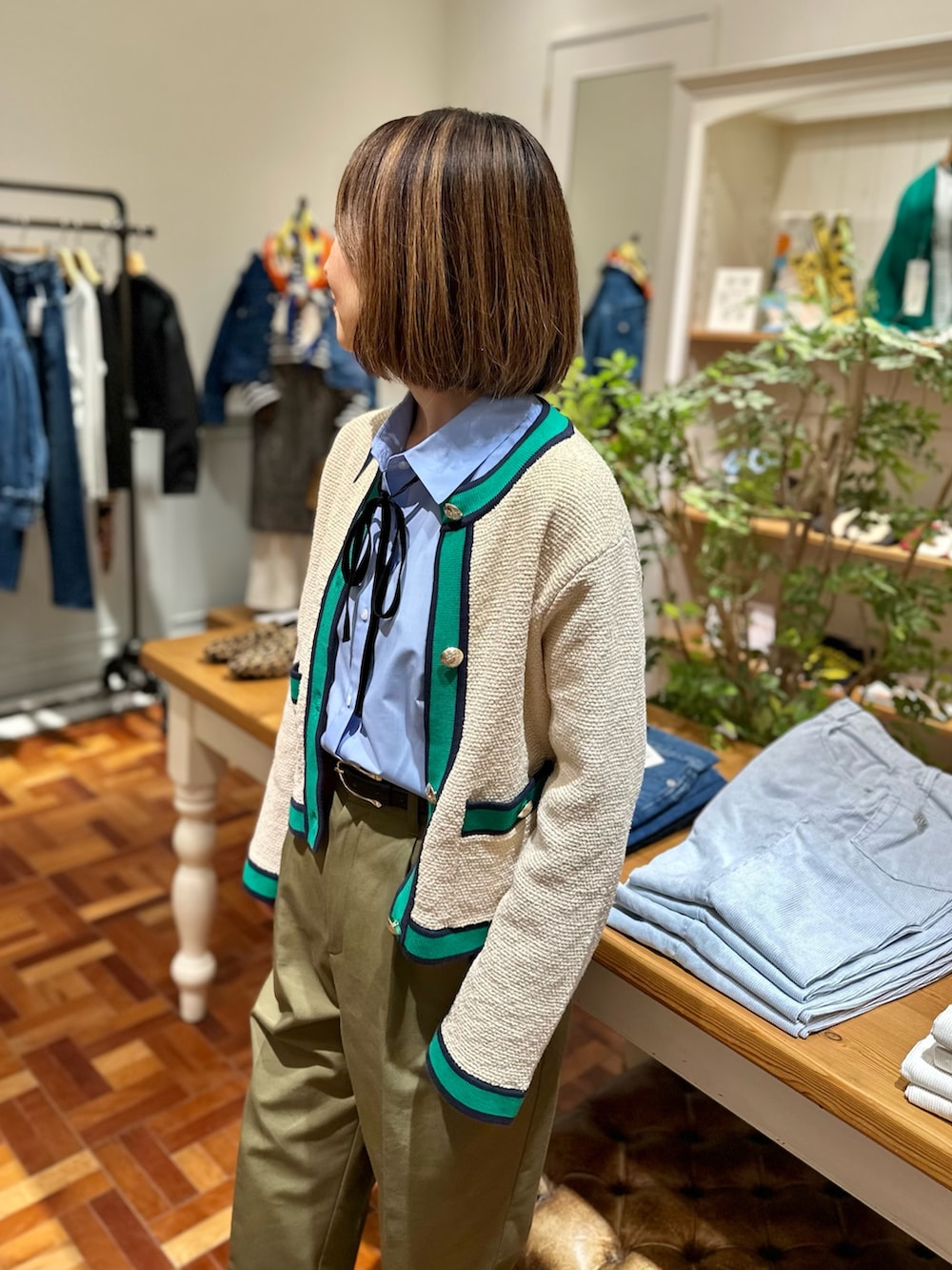 グリーン系のその他パンツ、ブルー系のシャツ/ブラウス、ホワイト系のカーディガン/ボレロを着用したレディースの秋コーディネートの4枚目の写真