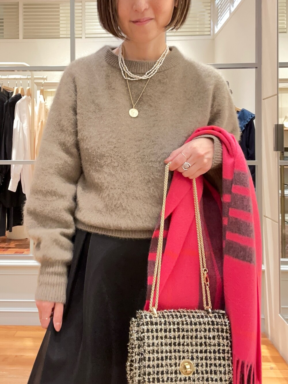 「ショルダーバッグ、冬コーデ、お出かけコーデ、ブーツ、ニット、クリスマスに着たい服、大人ガーリー、スカート、シアースカート、ブラウン、オトナカワイイ、キレイめ、秋冬コーデ、ふわふわニット、ノーリーズ」｜「NOLLEY’Sのウォッシャブルシアーダンボールタックスカート（スカート、ブラック系）」を使った、Yamazakiさん（レディース・157cm）の秋コーディネートの3枚目の写真