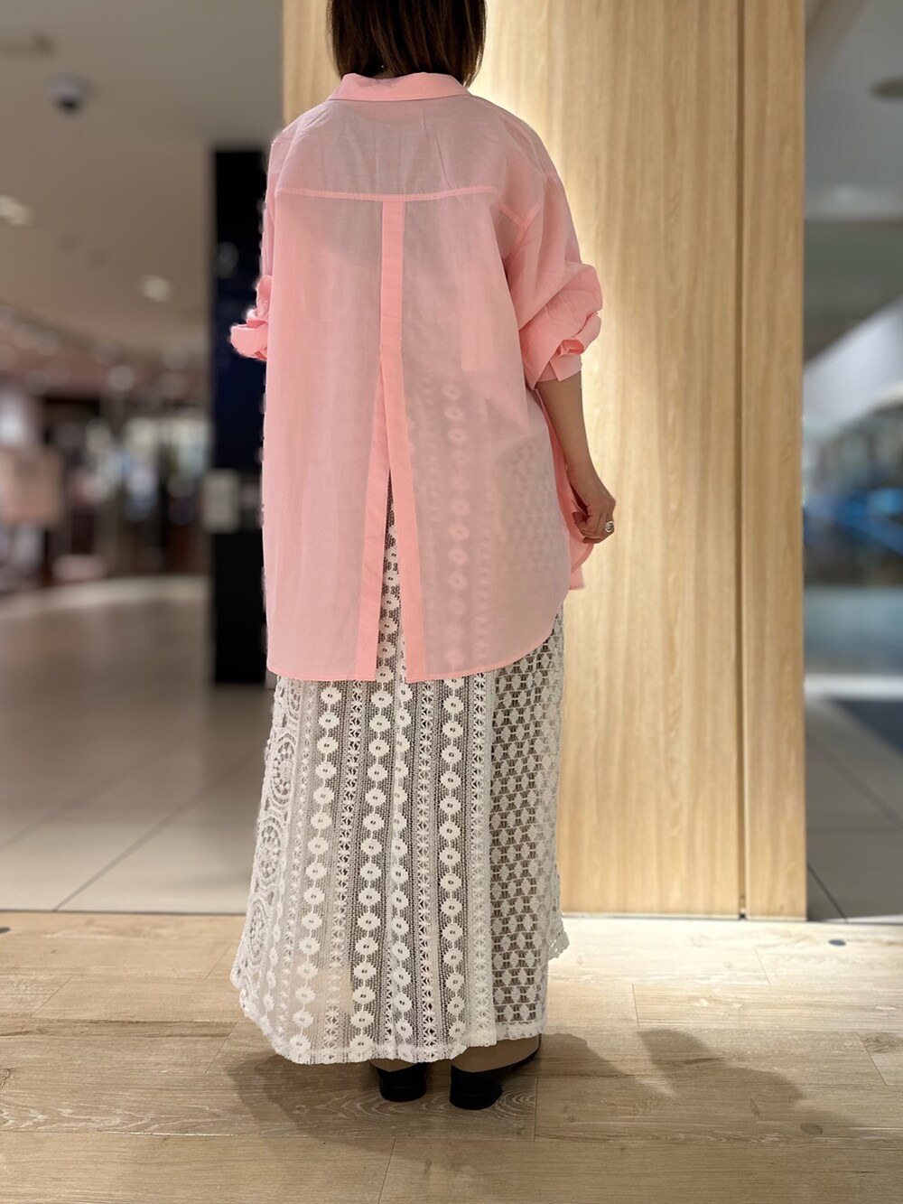 ピンク系のシャツ/ブラウス、ホワイト系のワンピースを着用したレディースの夏コーディネートの3枚目の写真