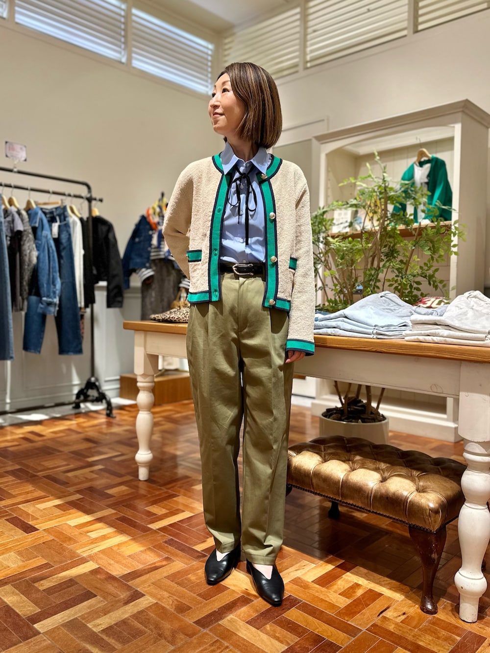グリーン系のその他パンツ、ブルー系のシャツ/ブラウス、ホワイト系のカーディガン/ボレロを着用したレディースの秋コーディネートの2枚目の写真