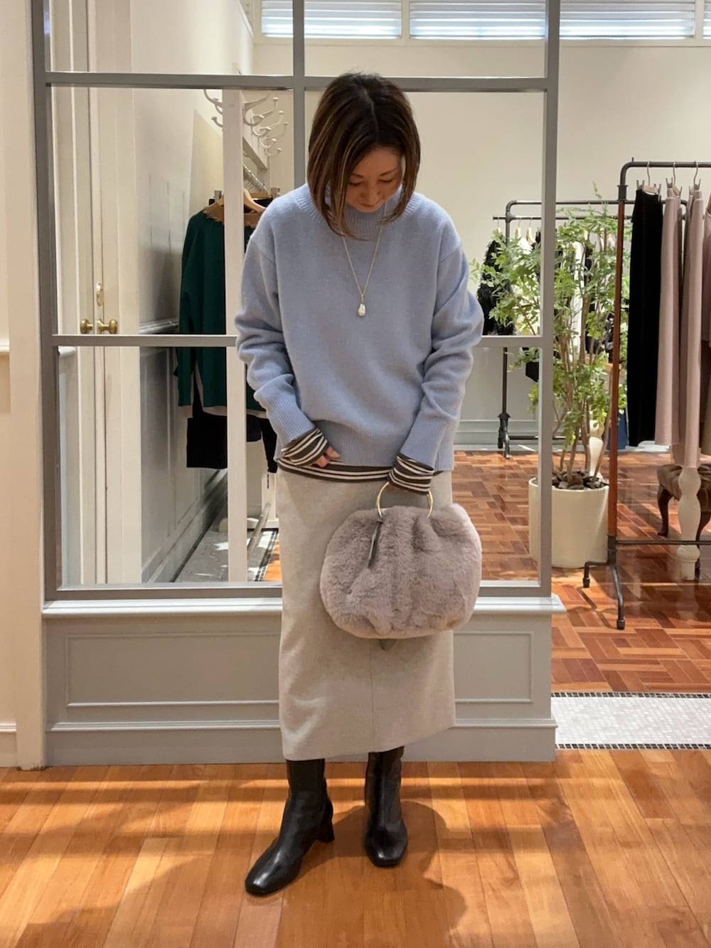 「秋コーデ、ファーバッグ、ブーツ、秋服コーデ、ニット、サックスブルー、グレー、淡色コーデ、シンプルスタイル、大人カジュアル、オトナカジュアル、スカート、スカートスタイル、ボーダー、レイヤードスタイル」｜「NOLLEY’Sのエコファーリングハンドルバッグ（ショルダーバッグ、グレー系）」を使った、Yamazakiさん（レディース・157cm）の秋コーディネートの4枚目の写真