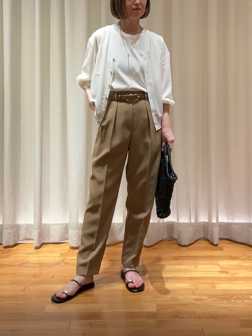 「サンダル、白Tシャツ、シアートップス、お出かけコーデ、淡色コーデ、きれいめカジュアル、オトナ女子、レディースファッション、パンツスタイル、カーディガン、オフィスカジュアル、かごバッグ、タックパンツ、オトナカジュアル」｜「NOLLEY’Sの高機能 LA＋スムースタックノースリーブカットソー（Tシャツ/カットソー、ホワイト系）」を使った、Yamazakiさん（骨格ナチュラル・レディース・157cm）の春コーディネートの2枚目の写真