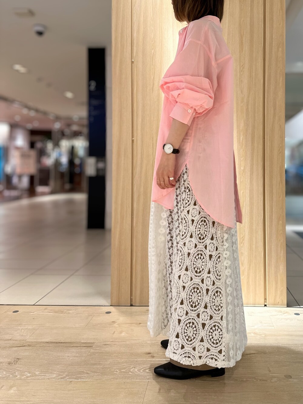 ピンク系のシャツ/ブラウス、ホワイト系のワンピースを着用したレディースの夏コーディネートの2枚目の写真