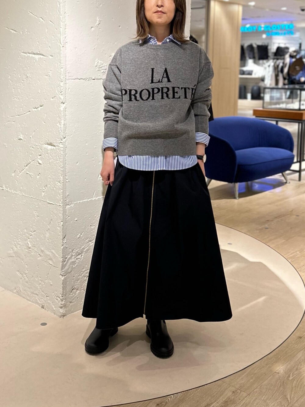 「ニット、ロゴニット、カーディガン、キッズコーデ、ストライプシャツ、ロングスカート、リバーシブルスカート、スカート、スカートスタイル、スカート×ブーツ、ショートブーツ、ニットコーデ、大人カジュアル、スカートコーデ、休日コーデ」｜「NOLLEY’Sの＜飯豊まりえさん着用＞ウォッシャブルリバーシブルタフタスカート（スカート、ブルー系）」を使った、Yamazakiさん（レディース・157cm）の秋コーディネートの2枚目の写真