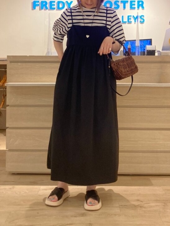 ホワイト系のTシャツ/カットソー、パープル系のカーディガン/ボレロ、ブラック系のワンピースを着用したレディースの春コーディネートの3枚目の写真