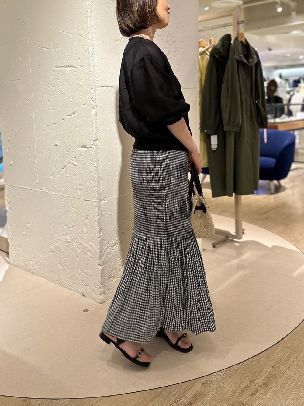 ブラック系のカーディガン/ボレロ、ブラック系のタンクトップ、ブラック系のかごバッグを着用したレディースの春コーディネートの2枚目の写真