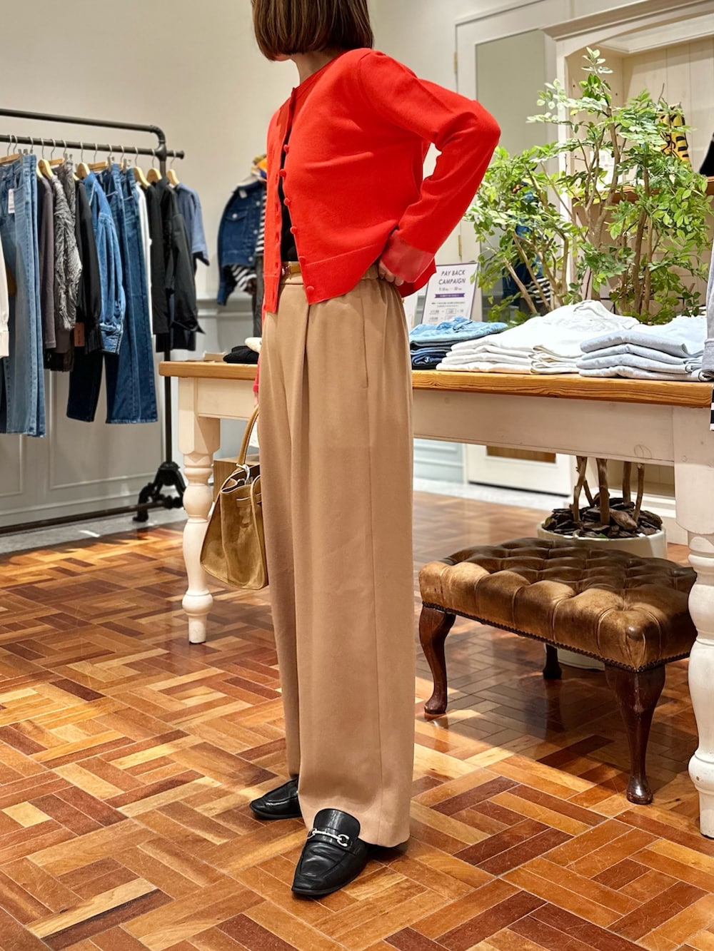 イエロー系のその他パンツ、イエロー系のトートバッグ、オレンジ系のカーディガン/ボレロを着用したレディースの秋コーディネートの3枚目の写真