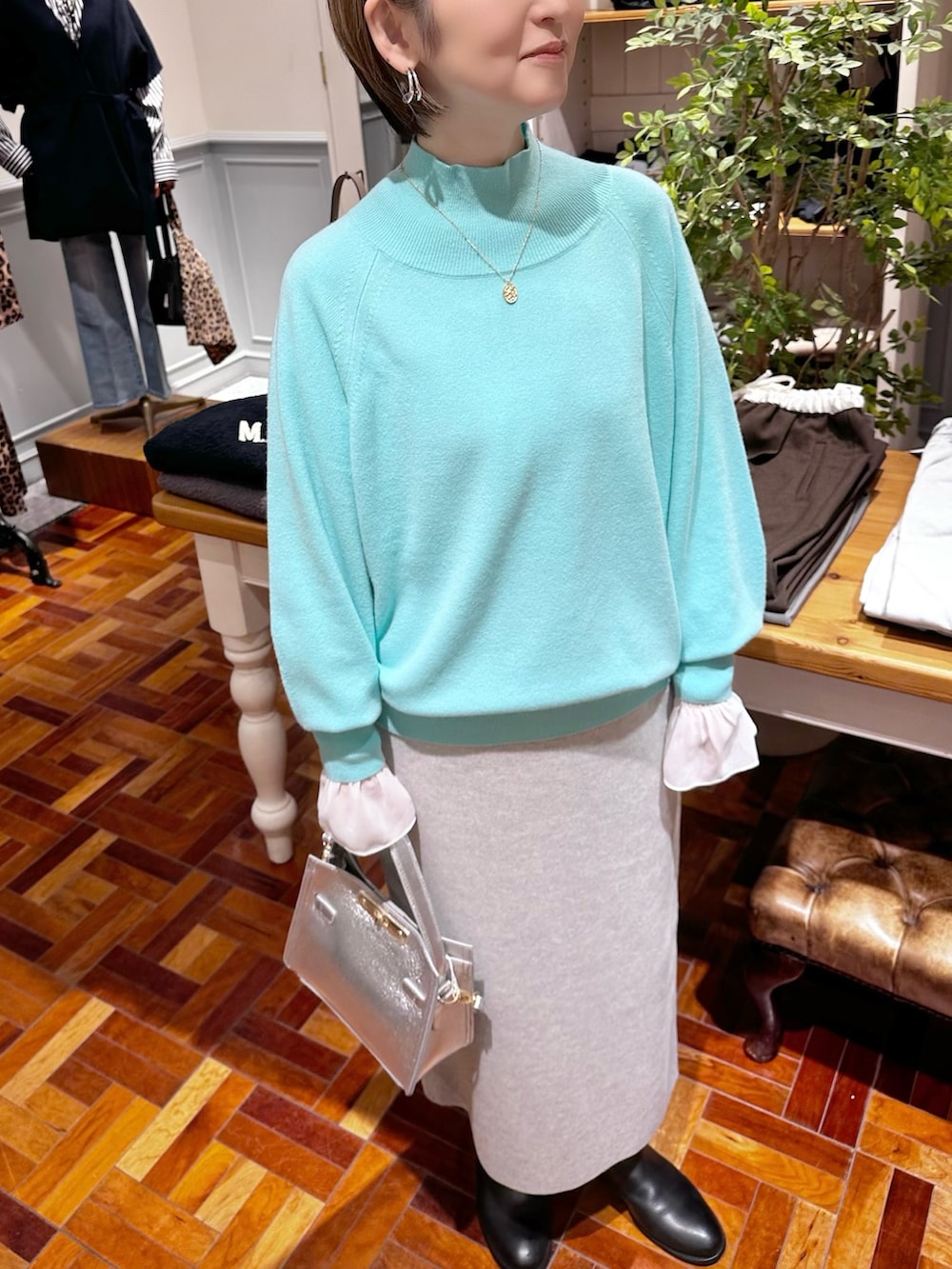 グレー系のスカート、シルバー系のショルダーバッグ、ホワイト系のシャツ/ブラウスを着用したレディースの秋コーディネートの5枚目の写真