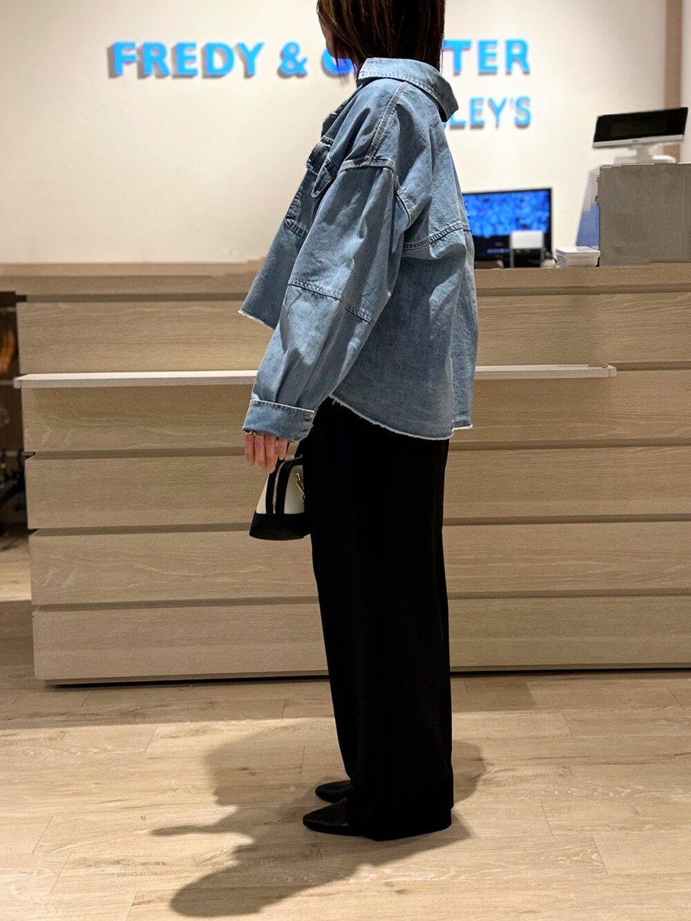 ホワイト系のTシャツ/カットソー、ブラック系のその他パンツ、ブラック系のショルダーバッグを着用したレディースの夏コーディネートの3枚目の写真