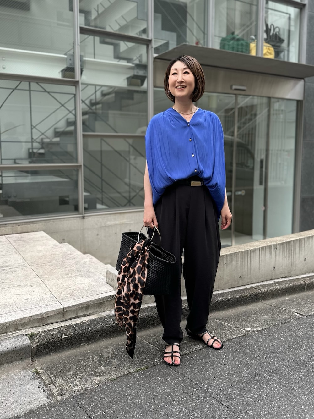 ブラック系のその他パンツ、ブルー系のシャツ/ブラウス、ブラック系のタンクトップを着用したレディースの夏コーディネートの2枚目の写真