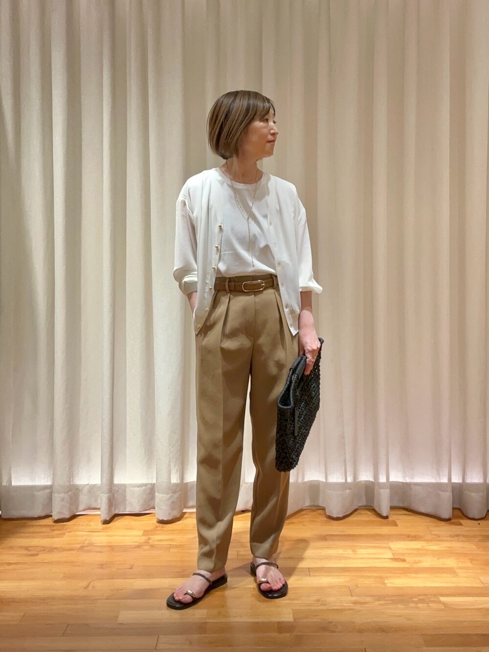 「サンダル、白Tシャツ、シアートップス、お出かけコーデ、淡色コーデ、きれいめカジュアル、オトナ女子、レディースファッション、パンツスタイル、カーディガン、オフィスカジュアル、かごバッグ、タックパンツ、オトナカジュアル」｜「NOLLEY’Sの高機能 LA＋スムースタックノースリーブカットソー（Tシャツ/カットソー、ホワイト系）」を使った、Yamazakiさん（骨格ナチュラル・レディース・157cm）の春コーディネートの5枚目の写真