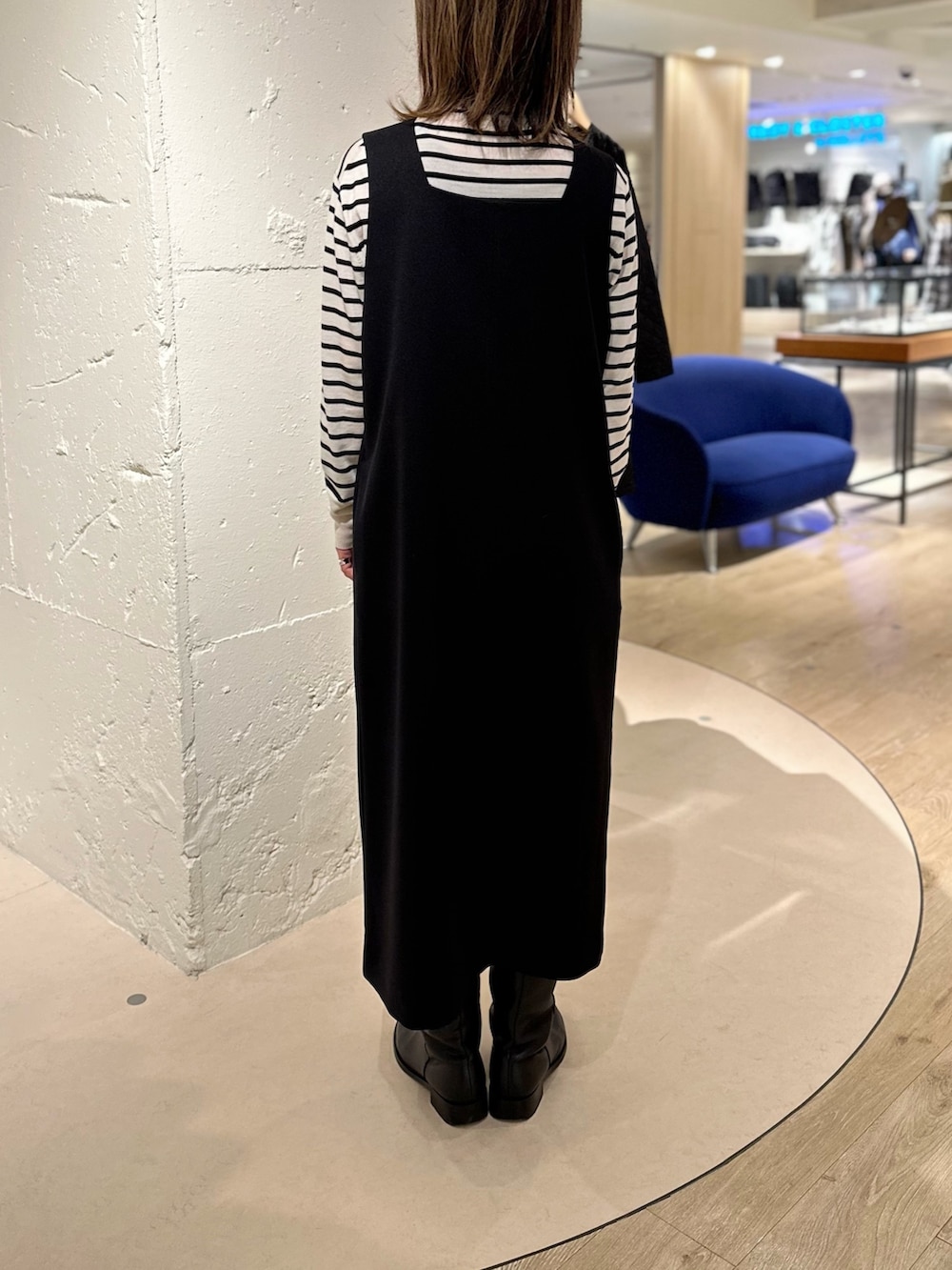 ホワイト系のダウンジャケット/コート、ブラック系のワンピース、ホワイト系のニット/セーターを着用したレディースの秋コーディネートの5枚目の写真