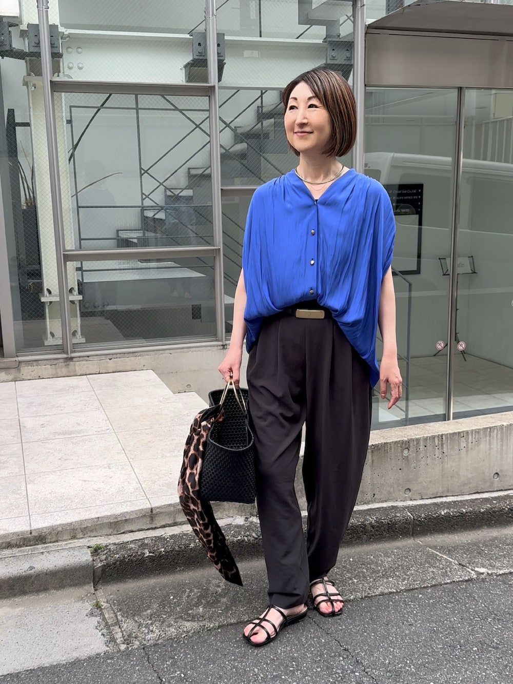 ブラック系のその他パンツ、ブルー系のシャツ/ブラウス、ブラック系のタンクトップを着用したレディースの夏コーディネートの4枚目の写真