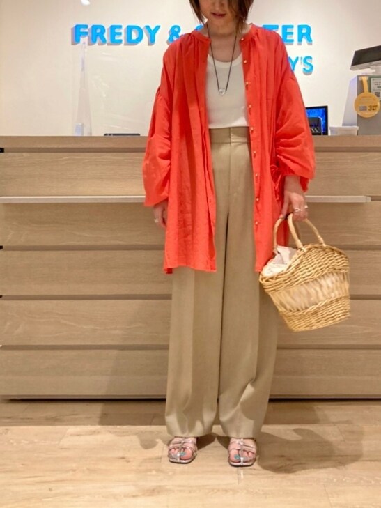 レッド系のシャツ/ブラウス、ベージュ系のその他パンツ、ベージュ系のかごバッグを着用したレディースの春コーディネートの2枚目の写真