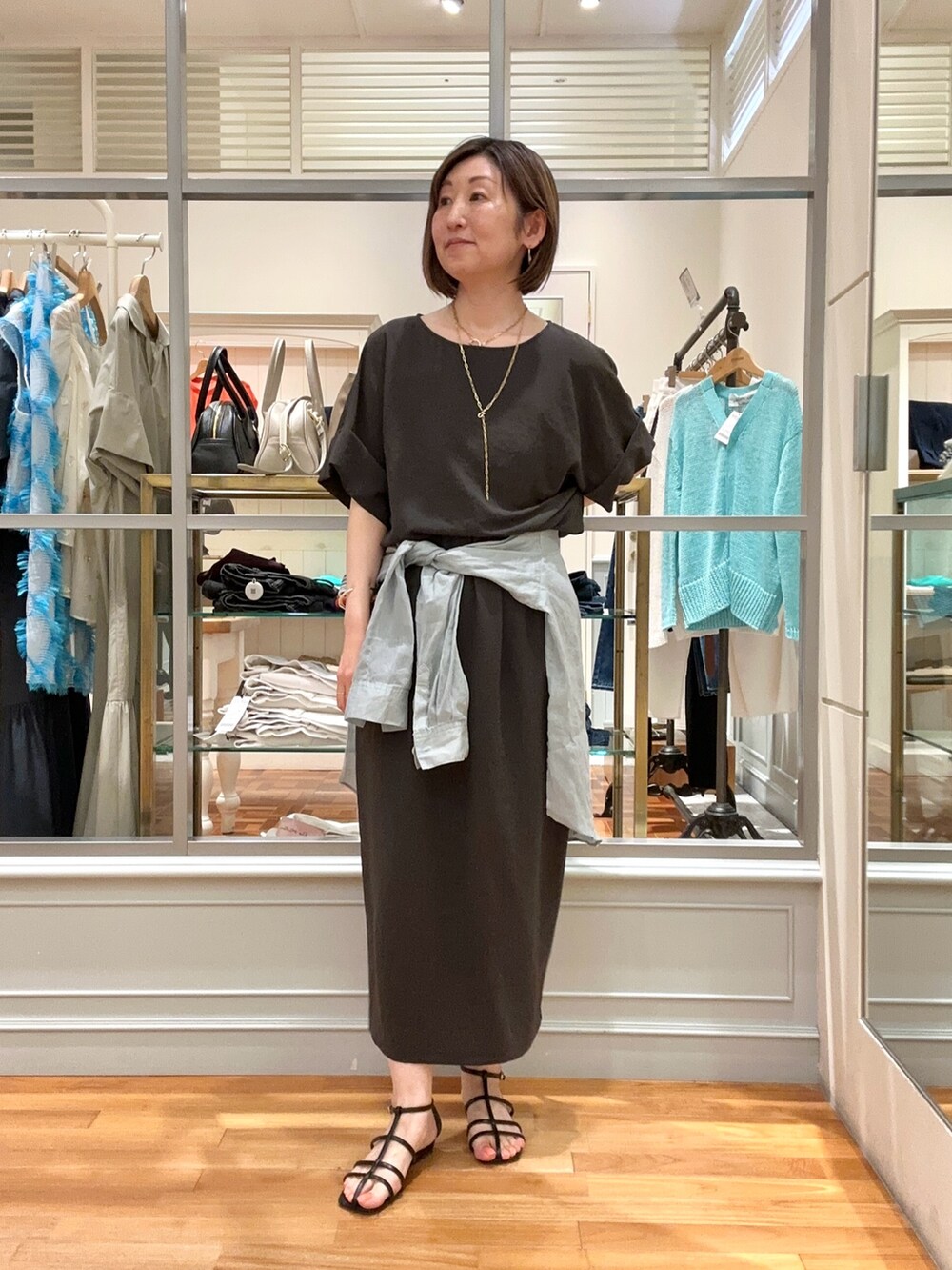 「サンダル、シャツスタイル、お出かけコーデ、トートバッグ、ロングスカート、きれいめカジュアル、夏服、夏服コーデ、レディースファッション、オトナ女子、セットアップ」｜「NOLLEY’Sのリネンシャツ（シャツ/ブラウス、ブルー系）」を使った、Yamazakiさん（骨格ナチュラル・レディース・157cm）の春コーディネートの4枚目の写真