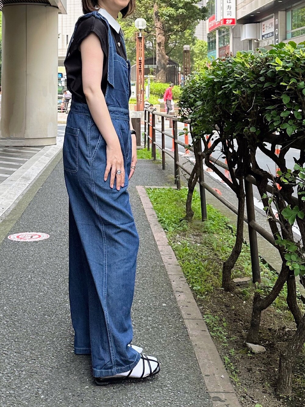 「夏コーデ、休日スタイル、デニム、シンプル、大人かわいい、サロペット、カジュアルコーデ、夏服コーデ、楽チンコーデ、デニムサロペット、襟付きトップス、サンダル、サンダルに靴下、FREDY&GLOSTER」｜「NOLLEY’Sの布帛衿プルオーバーカットソー（Tシャツ/カットソー、ブラック系）」を使った、Yamazakiさん（レディース・157cm）の夏コーディネートの2枚目の写真