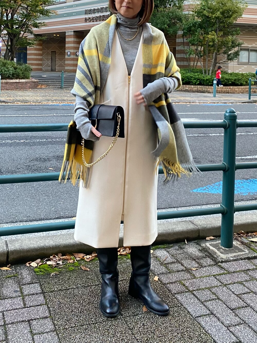 「休日スタイル、ワンピース、タートルネック、秋服、秋冬コーデ、ストール、チェック、ロングブーツ、ワンピーススタイル、オトナカジュアル、大人カジュアル、オフィスカジュアル、ノーリーズ」｜「NOLLEY’Sの【grace grace/グラスグラス】ペスカフックロープチェーンネックレス（ネックレス、ゴールド系）」を使った、Yamazakiさん（レディース・157cm）の秋コーディネートの3枚目の写真