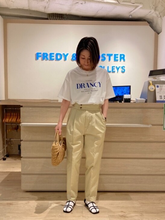 ブルー系のTシャツ/カットソー、ベージュ系のその他パンツ、ベージュ系のトートバッグを着用したレディースの春コーディネートの3枚目の写真