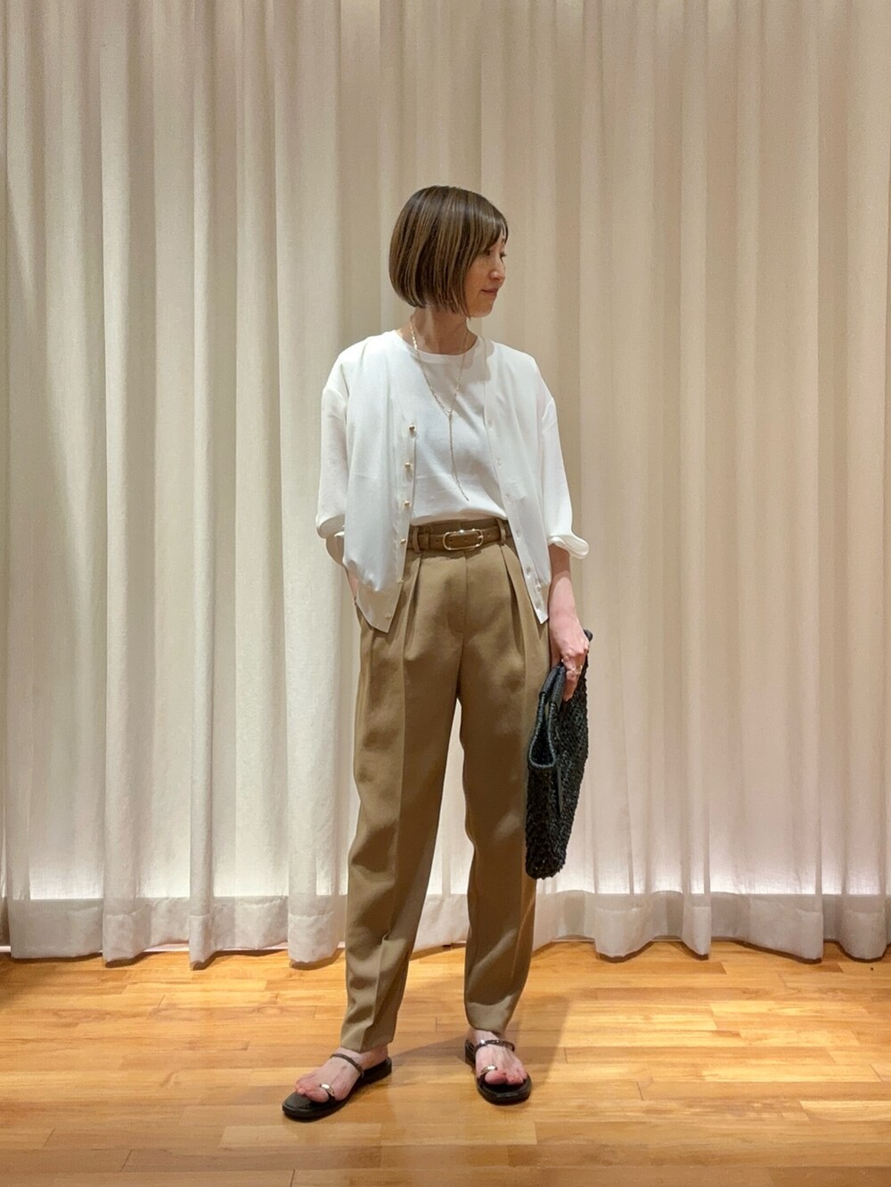 「サンダル、白Tシャツ、シアートップス、お出かけコーデ、淡色コーデ、きれいめカジュアル、オトナ女子、レディースファッション、パンツスタイル、カーディガン、オフィスカジュアル、かごバッグ、タックパンツ、オトナカジュアル」｜「NOLLEY’Sの高機能 LA＋スムースタックノースリーブカットソー（Tシャツ/カットソー、ホワイト系）」を使った、Yamazakiさん（骨格ナチュラル・レディース・157cm）の春コーディネートの4枚目の写真