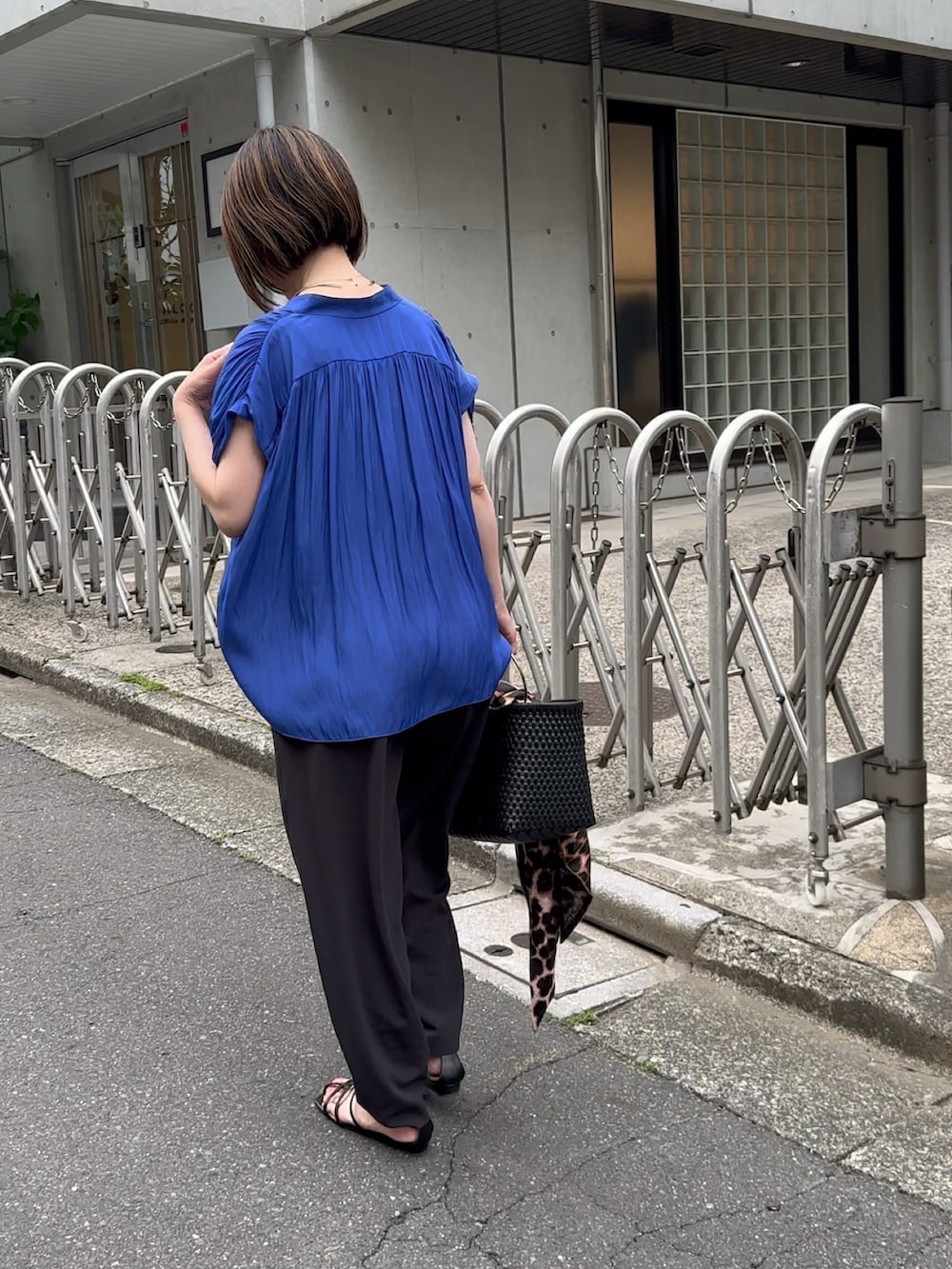 ブラック系のその他パンツ、ブルー系のシャツ/ブラウス、ブラック系のタンクトップを着用したレディースの夏コーディネートの5枚目の写真